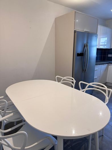 Extendable dining table  and 4 chairs