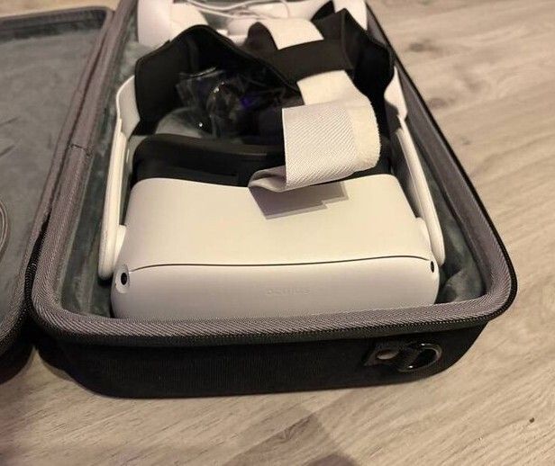 Meta Quest 2 128gb w/ Case Mint Condition