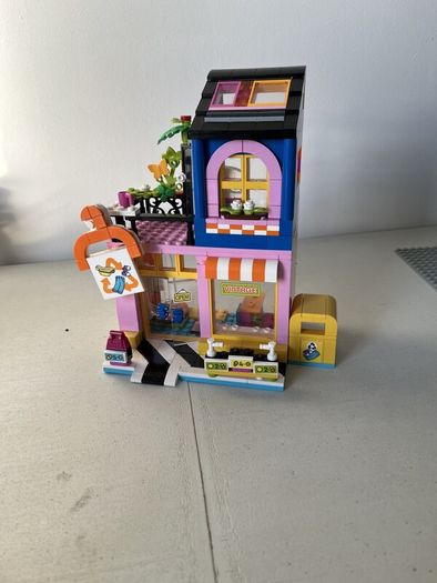 Lego Friends vintage clothes shop