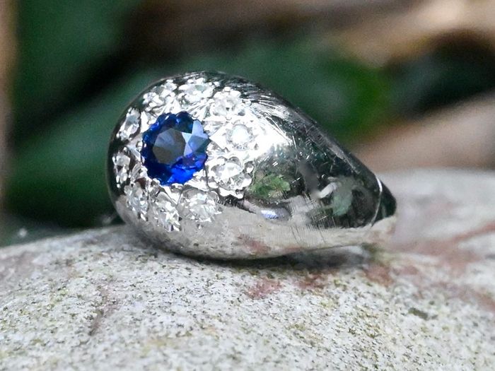 Vintage Ladies or Gents 1960s Sapphire & Diamond Ring