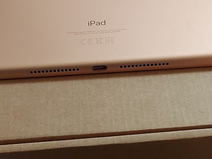 Apple Ipad 7th Generation, 32 GB, in very good cosmetic condition, Activation Locked to previous owner