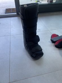 Child's injury boot size small
