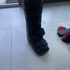 Child's injury boot size small