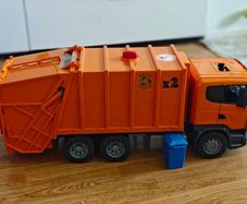 Toy bin truck