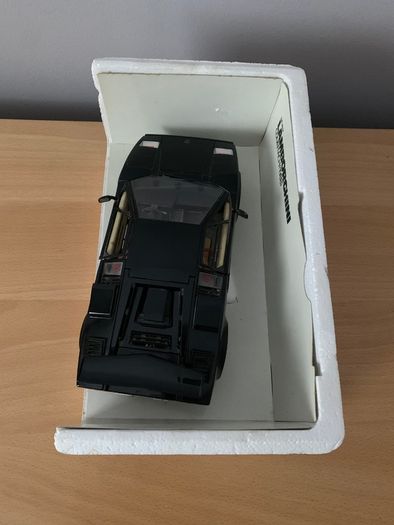 Lamborghini Countach 1988 1/18 Burago Model Car