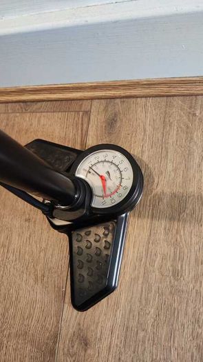 Air pump with gauge