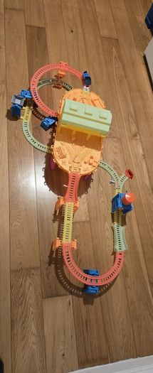 Thomas Train Glowing in The Dark track set PLUS EXTRA TRAINS