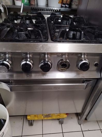 Cooker commercial with oven