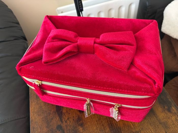 Estee Lauder Red Velvet Bow-Tie Train Case New