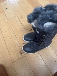 Snow boots