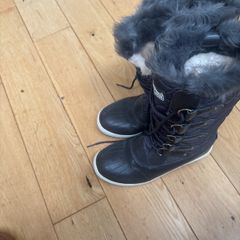 Snow boots