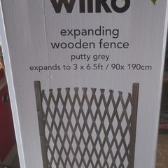 Expanding wooden fence