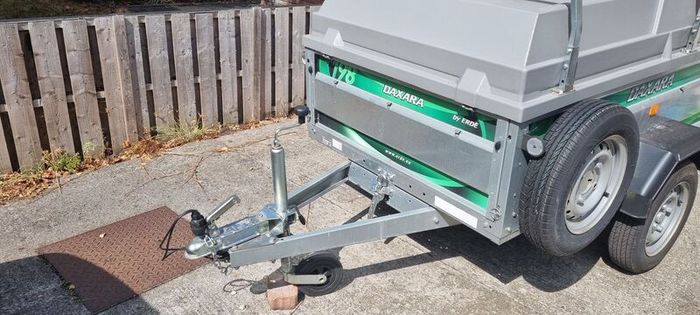 Erde Daxara 198 Trailer with lockable cover and roof bars