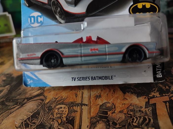 TV Series Batmobile Silver ! Batman TV Series ! 2017 ! Hot Wheels ! Mattel !