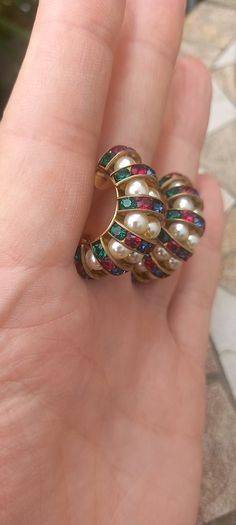Vintage jewelry is sold individually for 5 to 10 euros