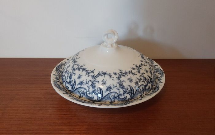 Fabulous Antique Blue and White Lidded Muffin Dish by Royal Worcester in a Beautiful Acanthus Leaf Pattern, Dated 1901, See Condition Report