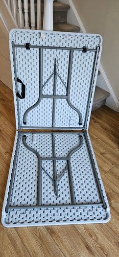 Folding table