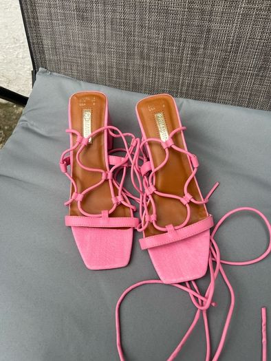 Ladies pink sandals size 4