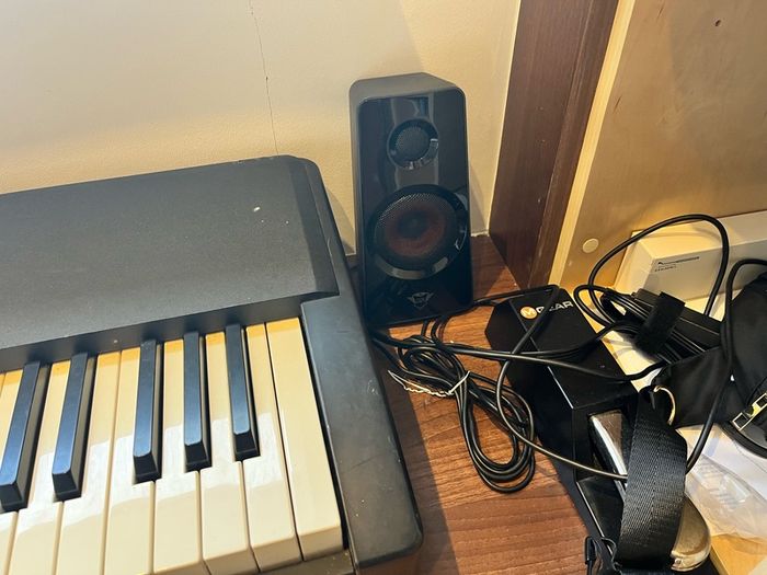 M-Audio Prokeys M88 Keyboard + Stand + Trust Speaker set w Sub-Woofer