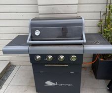 BBQ - 4 burner gas BBQ