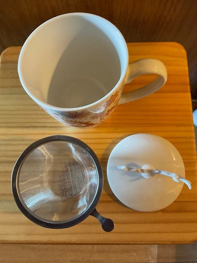 Beautiful Christmas mug with strainer Brand New