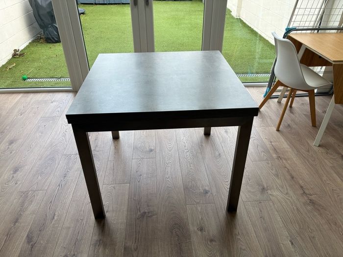 Extendable dining table