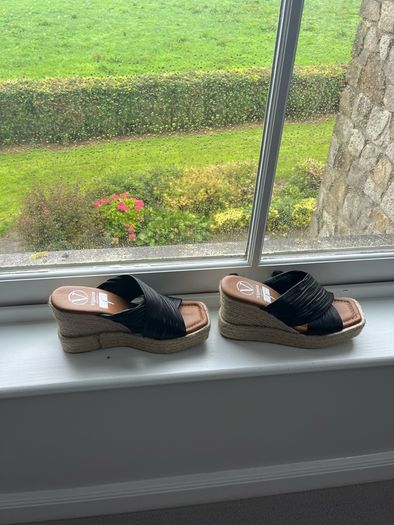VigueraBlack Wedge