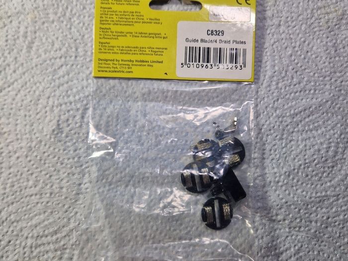 Scalextric C8329: New Round Guide Blade Pack (with connection clips)