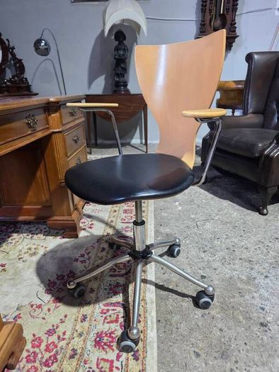 large partners desk+Calligaris chair