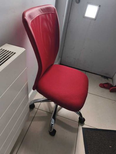 Red Ergonomic Mesh Office Chair  Stylish & Comfortable (Good Condition)