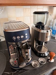 Sage Bambino Espresso Machine (Navy Blue) & De'Longhi Dedica Grinder Set