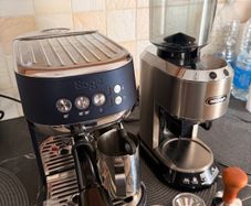 Sage Bambino Espresso Machine (Navy Blue) & De'Longhi Dedica Grinder Set