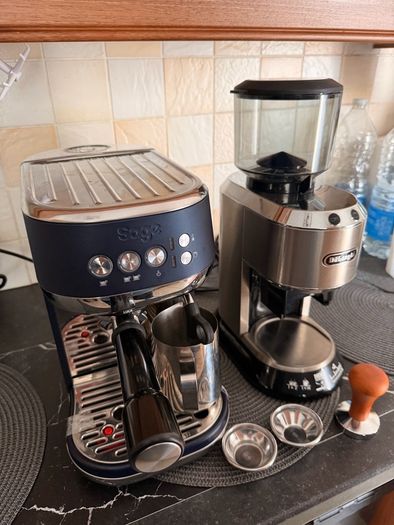 Sage Bambino Espresso Machine (Navy Blue) & De'Longhi Dedica Grinder Set