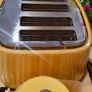 DeLonghi kettle and Toaster set Image 5