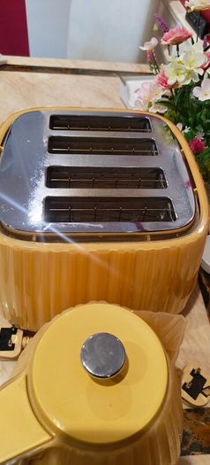 DeLonghi kettle and Toaster set