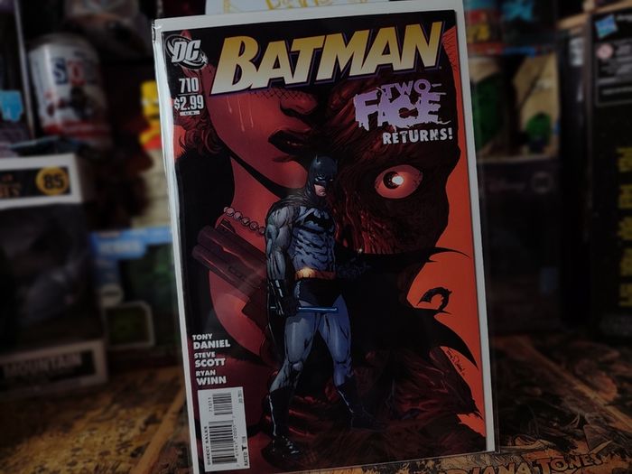 Batman ! Issue #710 ! Two Face Returns ! 2011 ! by DC Comics !
