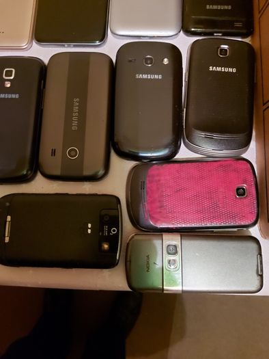 25 Mobile phones in very good cosmetic condition but have no Batterys