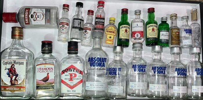 Hennessy Cognac Gin vodka whiskey empty mini Bottle Hennessy Cognac absolut vodka belveder gin Bombay whiskey Jack Daniels belveder paddy powers Jameson bacardi jagermeister Empty Bottles