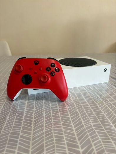 Xbox Series S and Controller