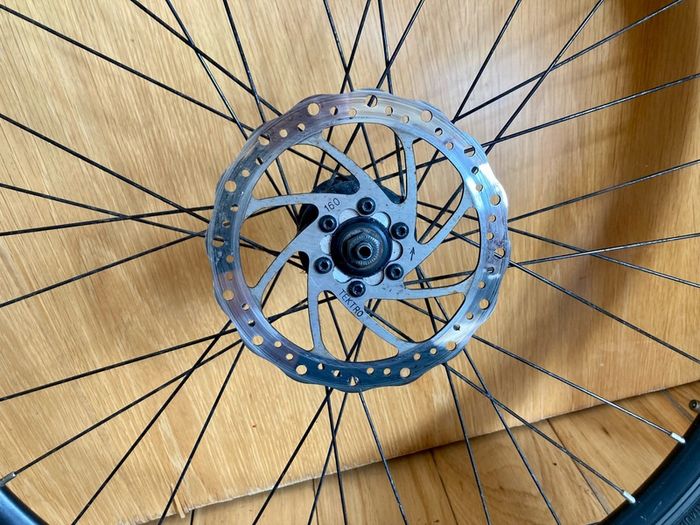 Mountain bike bicycle wheel and tyre disc brakes