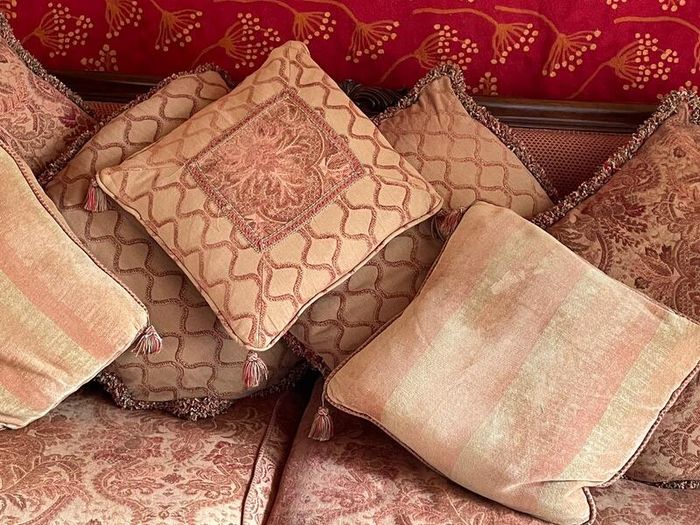 Elegant Traditional 3-Seater Sofa | Solid Hardwood