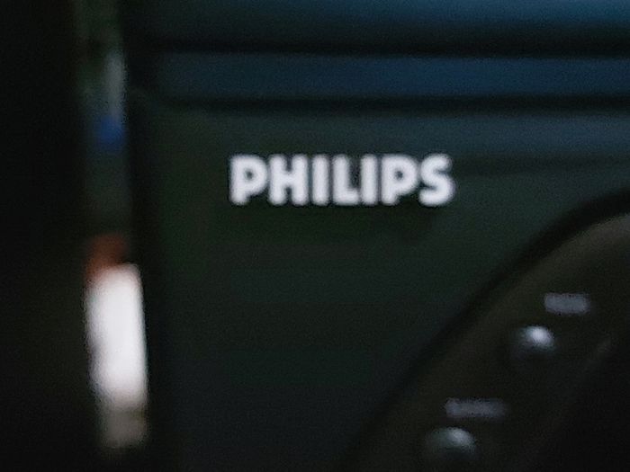 Philips Mini Hi-Fi System, Model FW 355C, 3 CD Changer, Radio and dual Tape Deck and 2 Lovely Philips speakers, in very Good Condition