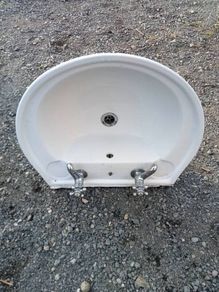 Bathroom sink