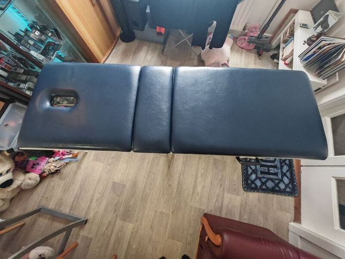 massage table