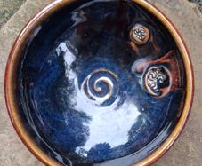 Colm de Ris, Large footed pottery bowl