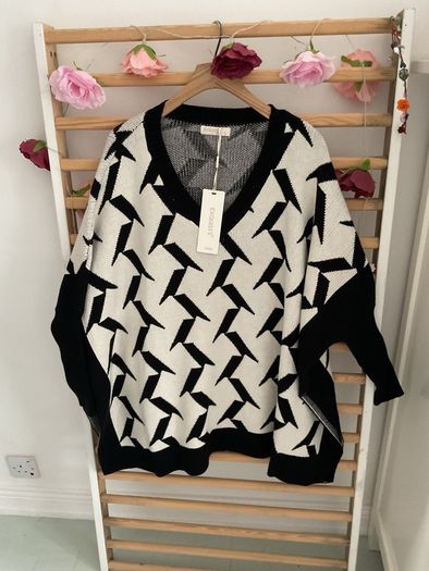 jumper nwt exquiss's brand freesize over sized jumper with side slits black & cream
