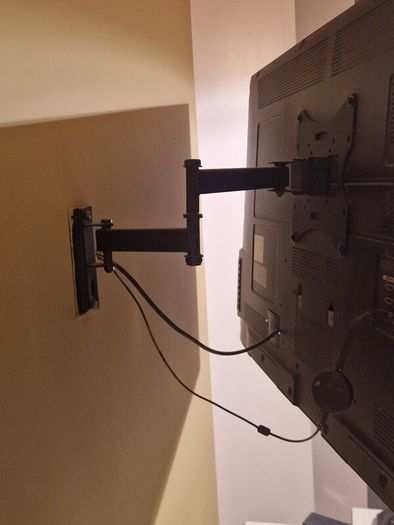 42" LG Led tv plus chrome cast and wall bracket