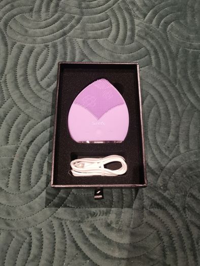 Facial cleaning brush