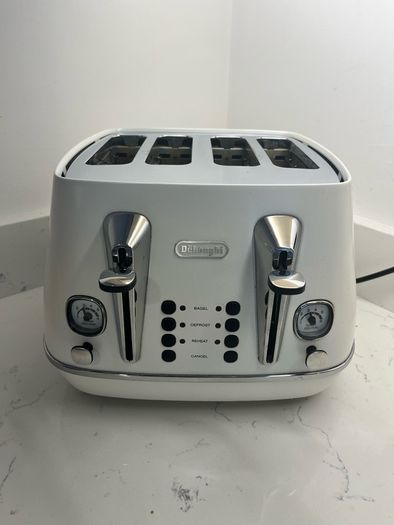 DeLonghi toaster