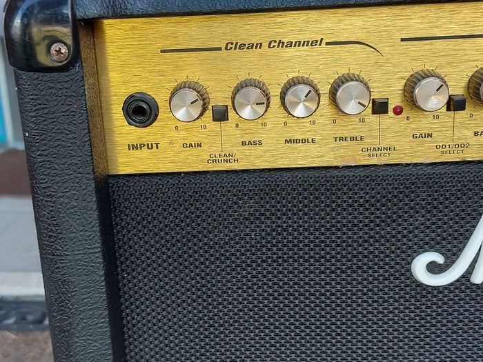 Large Marshall AMP, MG Series, 100 DFX, Output 100 watts RMS into 4 Ohms, very good condition, see pictures